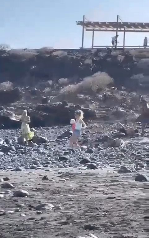 Scopre ladro in spiaggia, turista lo massacra a colpi di ombrellone: video