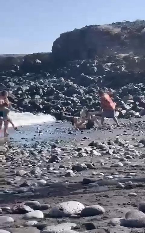 Scopre ladro in spiaggia, turista lo massacra a colpi di ombrellone: video