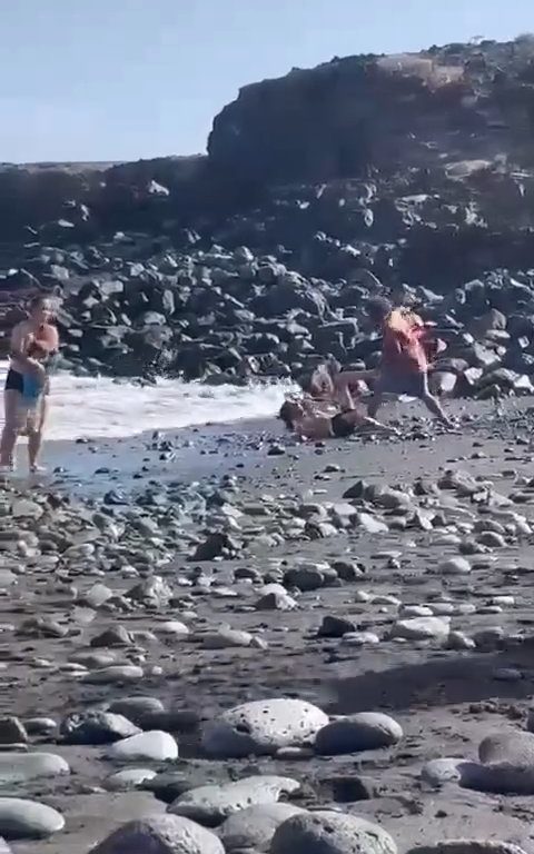 Scopre ladro in spiaggia, turista lo massacra a colpi di ombrellone: video