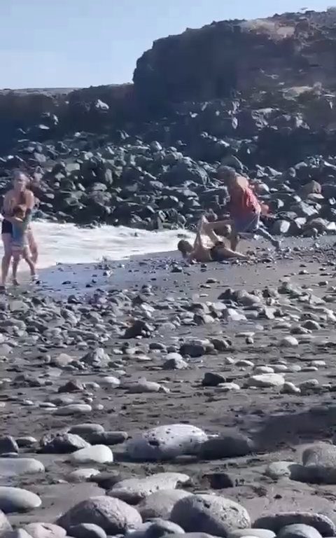 Scopre ladro in spiaggia, turista lo massacra a colpi di ombrellone: video