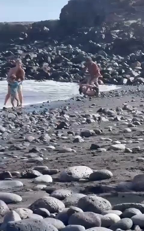 Scopre ladro in spiaggia, turista lo massacra a colpi di ombrellone: video