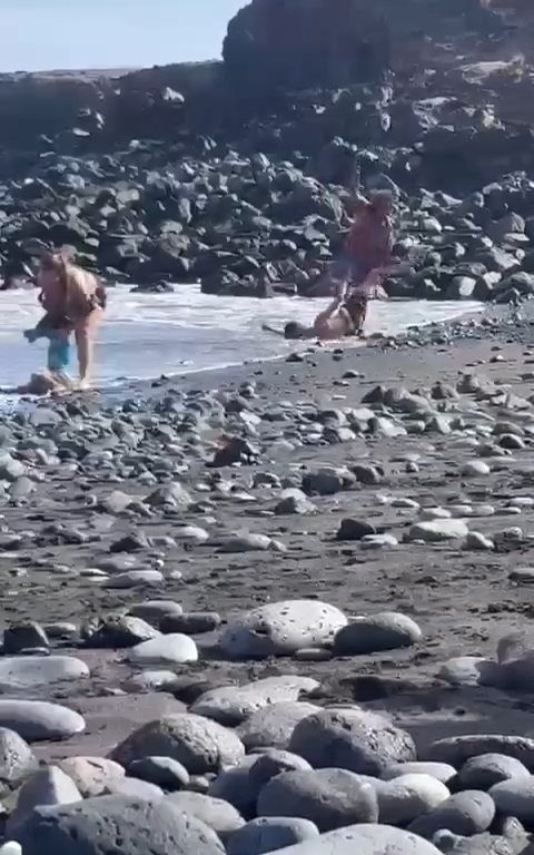 Scopre ladro in spiaggia, turista lo massacra a colpi di ombrellone: video