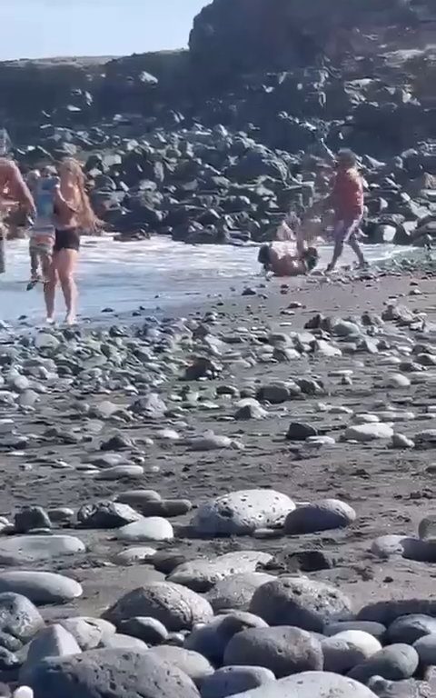 Scopre ladro in spiaggia, turista lo massacra a colpi di ombrellone: video