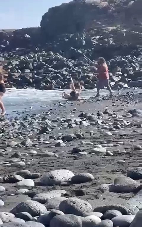 Scopre ladro in spiaggia, turista lo massacra a colpi di ombrellone: video