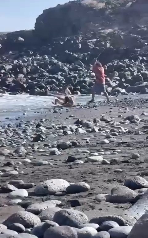 Scopre ladro in spiaggia, turista lo massacra a colpi di ombrellone: video