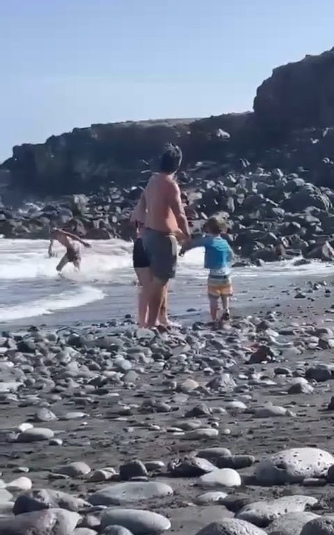 Scopre ladro in spiaggia, turista lo massacra a colpi di ombrellone: video