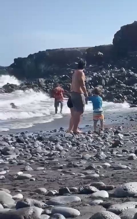 Scopre ladro in spiaggia, turista lo massacra a colpi di ombrellone: video