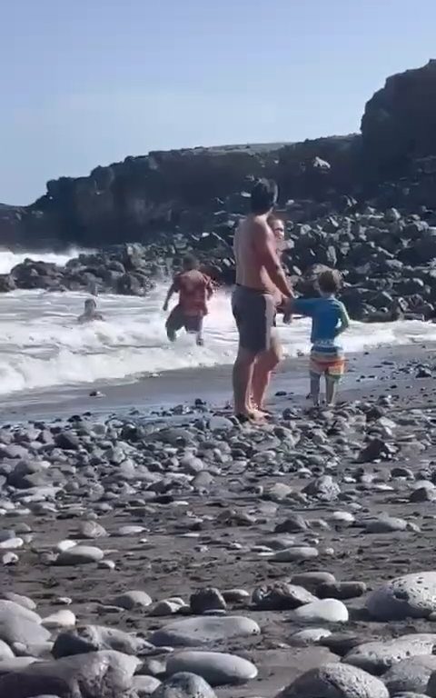 Scopre ladro in spiaggia, turista lo massacra a colpi di ombrellone: video