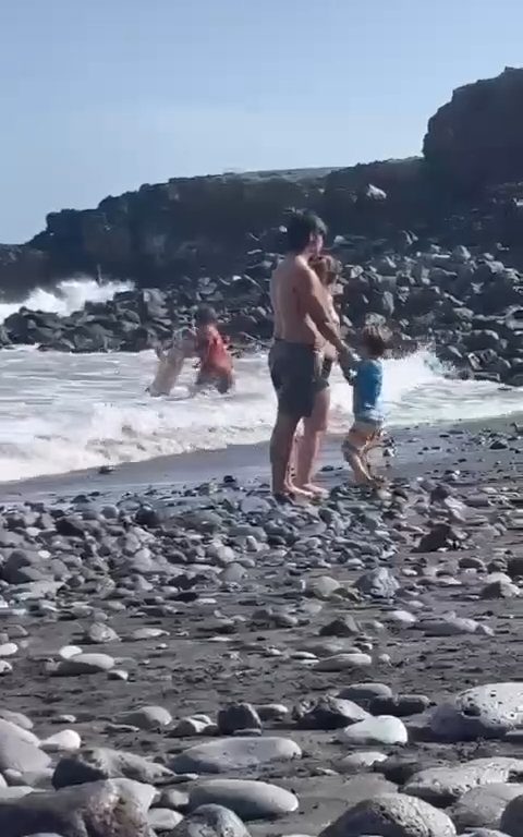 Scopre ladro in spiaggia, turista lo massacra a colpi di ombrellone: video