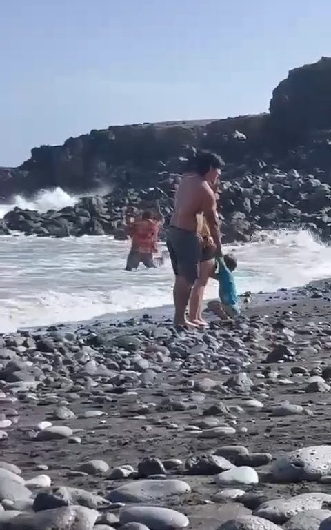 Scopre ladro in spiaggia, turista lo massacra a colpi di ombrellone: video