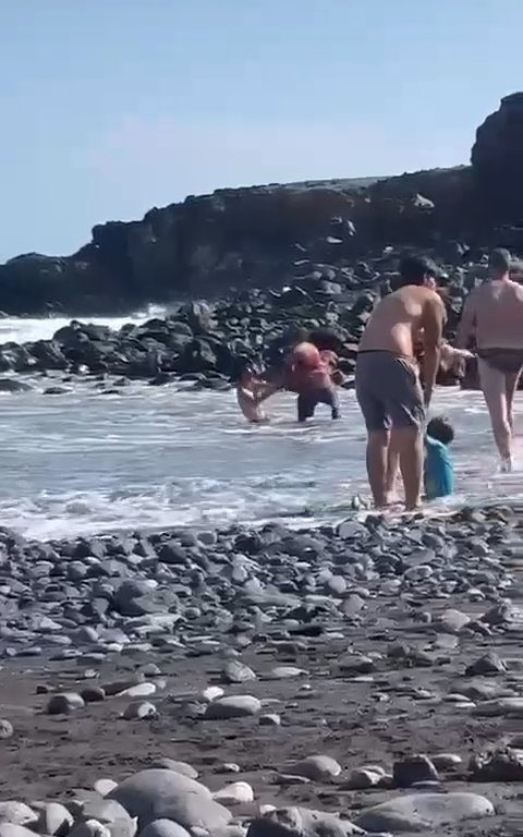 Scopre ladro in spiaggia, turista lo massacra a colpi di ombrellone: video