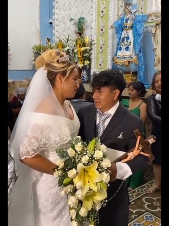 Betrunkener Bräutigam am Altar, verlegene Braut: Video der Hochzeit geht viral