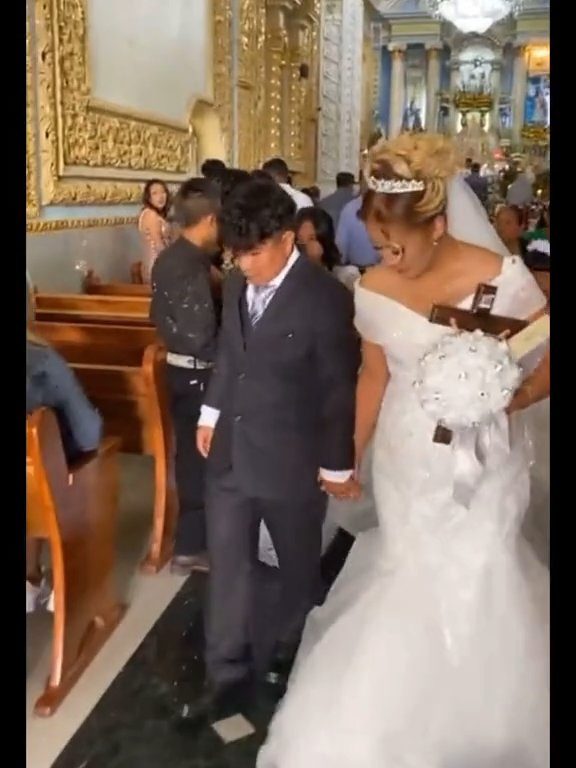 Sposo ubriaco all'altare, la sposa in imbarazzo: video del matrimonio è virale