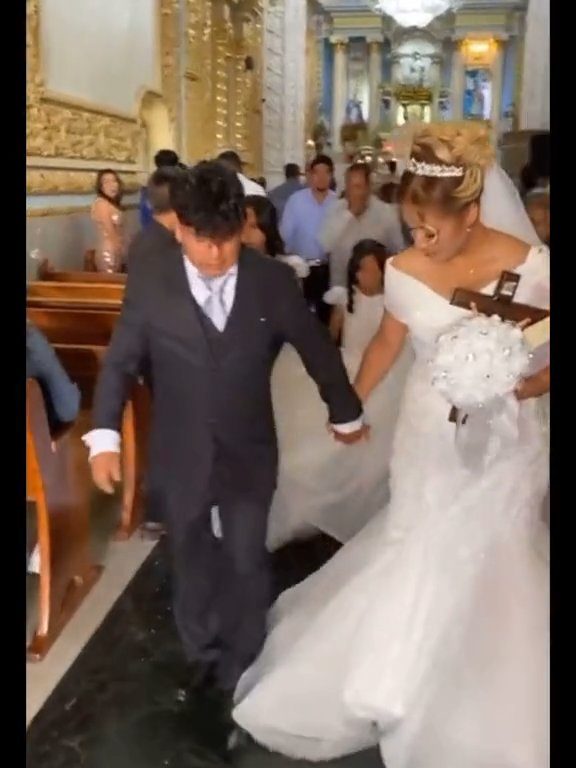 Sposo ubriaco all'altare, la sposa in imbarazzo: video del matrimonio è virale