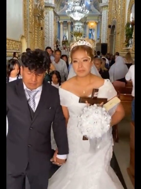 Betrunkener Bräutigam am Altar, verlegene Braut: Video der Hochzeit geht viral