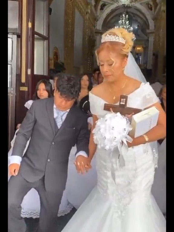 Sposo ubriaco all'altare, la sposa in imbarazzo: video del matrimonio è virale