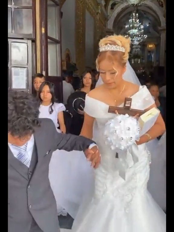 Betrunkener Bräutigam am Altar, verlegene Braut: Video der Hochzeit geht viral