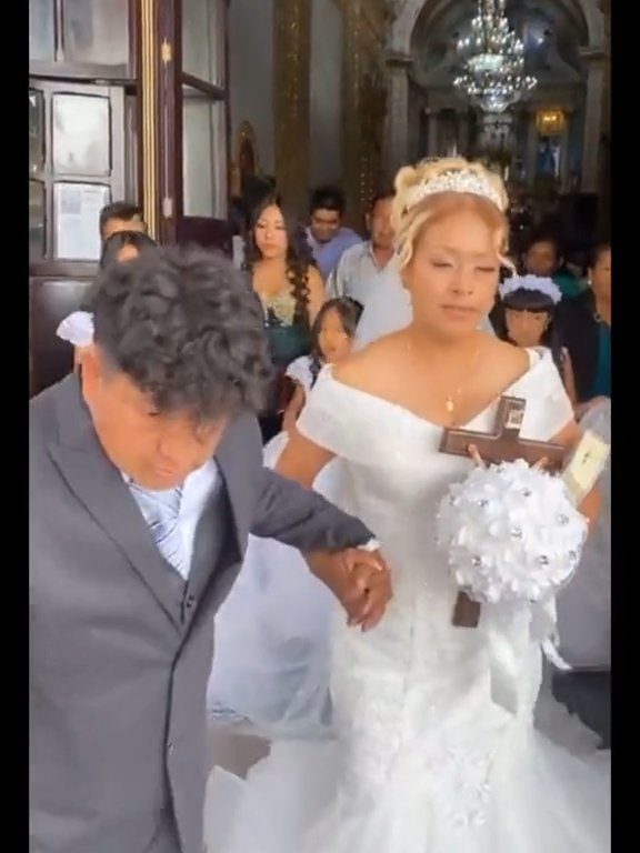 Sposo ubriaco all'altare, la sposa in imbarazzo: video del matrimonio è virale