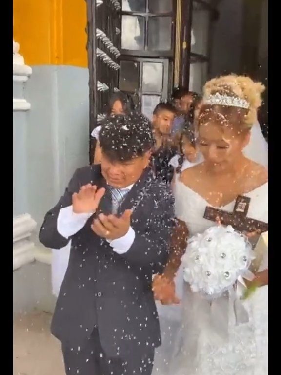 Betrunkener Bräutigam am Altar, verlegene Braut: Video der Hochzeit geht viral