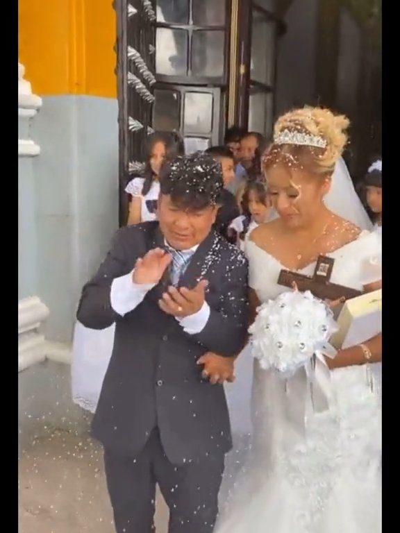 Sposo ubriaco all'altare, la sposa in imbarazzo: video del matrimonio è virale