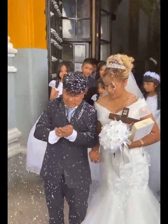 Sposo ubriaco all'altare, la sposa in imbarazzo: video del matrimonio è virale