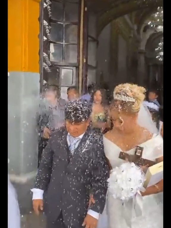 Sposo ubriaco all'altare, la sposa in imbarazzo: video del matrimonio è virale