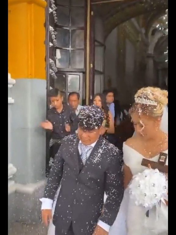 Sposo ubriaco all'altare, la sposa in imbarazzo: video del matrimonio è virale