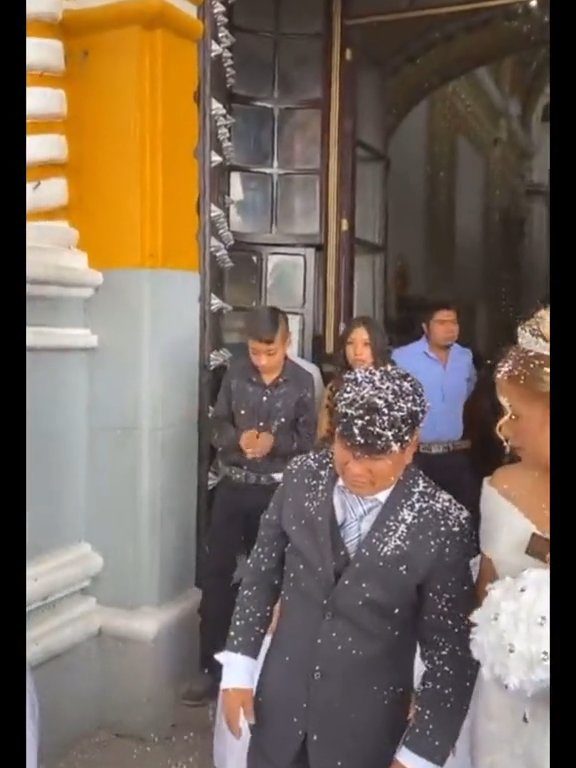 Betrunkener Bräutigam am Altar, verlegene Braut: Video der Hochzeit geht viral