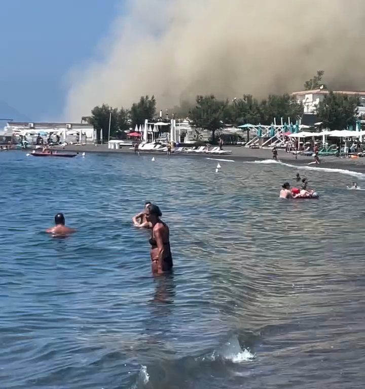 Terremoto en Nápoles, una montaña se derrumba en Procida