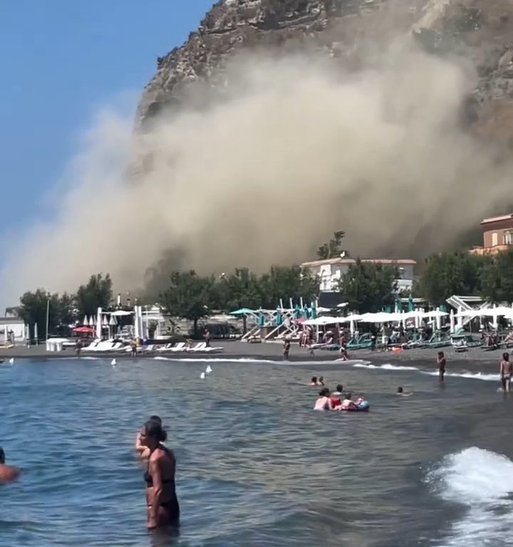 Terremoto a Napoli, crolla una montagna a Procida