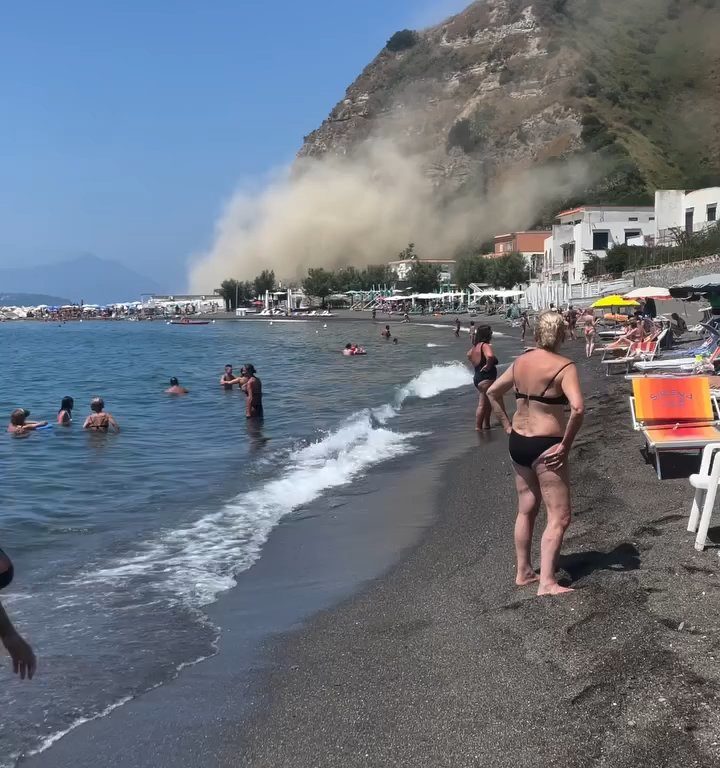 Terremoto a Napoli, crolla una montagna a Procida