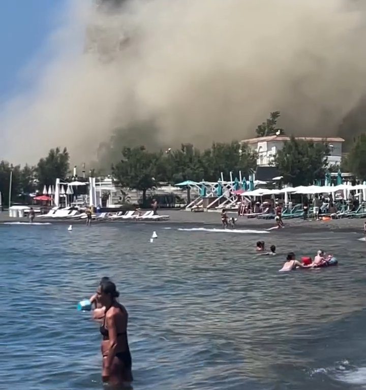 Terremoto a Napoli, crolla una montagna a Procida