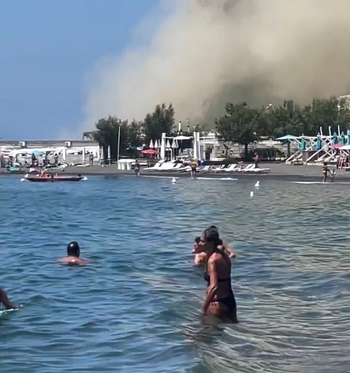 Terremoto en Nápoles, una montaña se derrumba en Procida