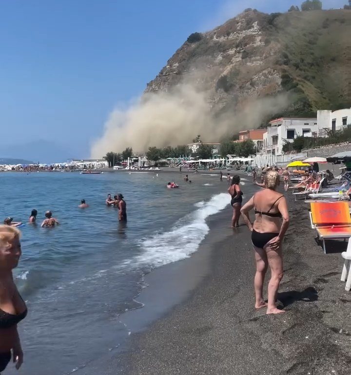 Terremoto a Napoli, crolla una montagna a Procida