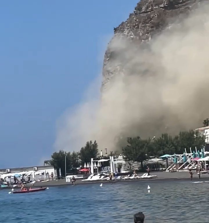 Terremoto a Napoli, crolla una montagna a Procida