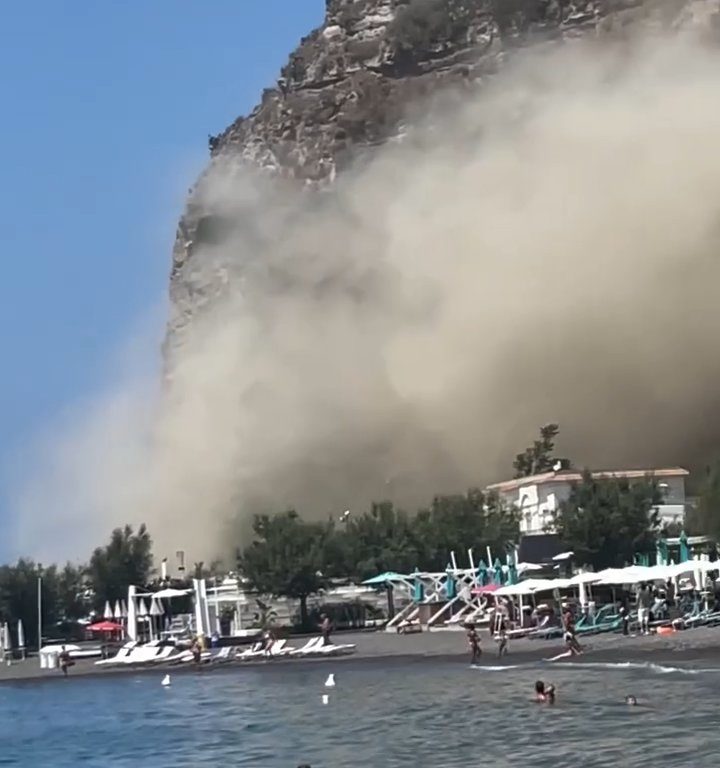 Terremoto a Napoli, crolla una montagna a Procida