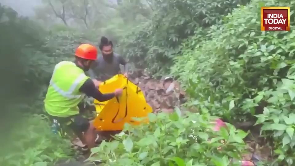 Reise-Influencerin filmt sich selbst auf einem Wasserfall und stürzt 90 Meter tief: tot