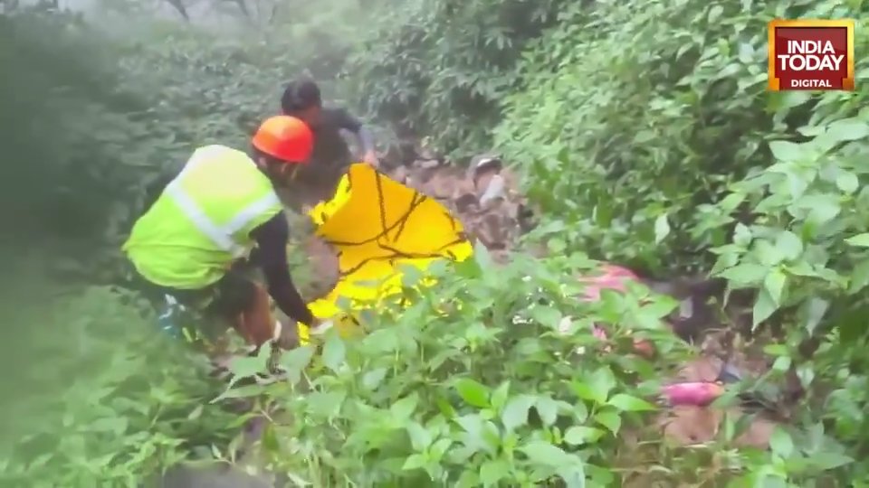 Travel influencer si filma su una cascata e precipita da 90 metri: morta