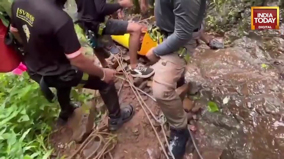 Travel influencer si filma su una cascata e precipita da 90 metri: morta