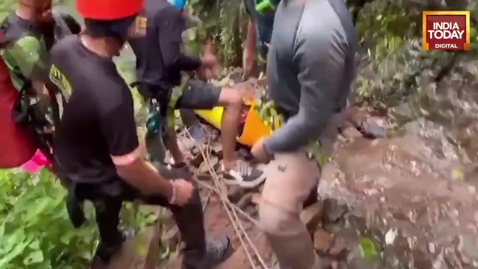 Travel influencer si filma su una cascata e precipita da 90 metri: morta