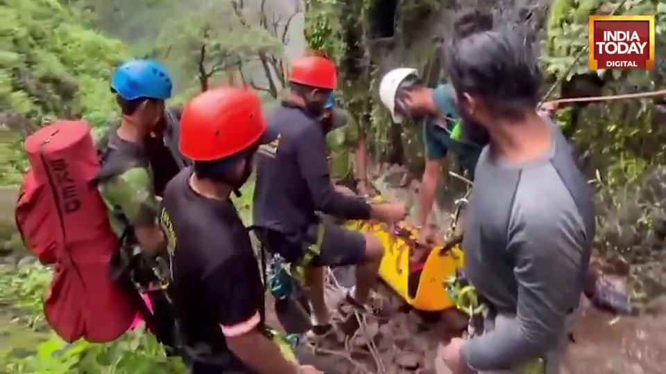 Travel influencer si filma su una cascata e precipita da 90 metri: morta