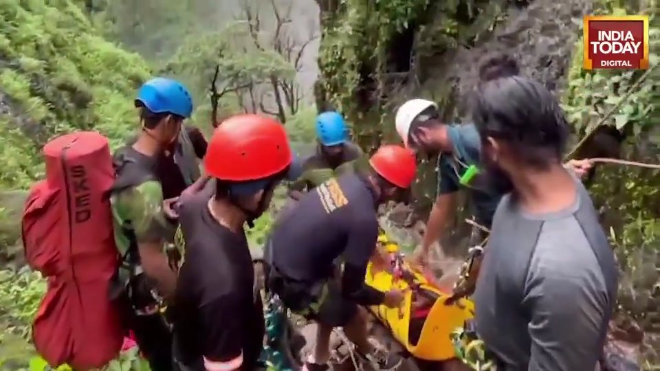 Reise-Influencerin filmt sich selbst auf einem Wasserfall und stürzt 90 Meter tief: tot