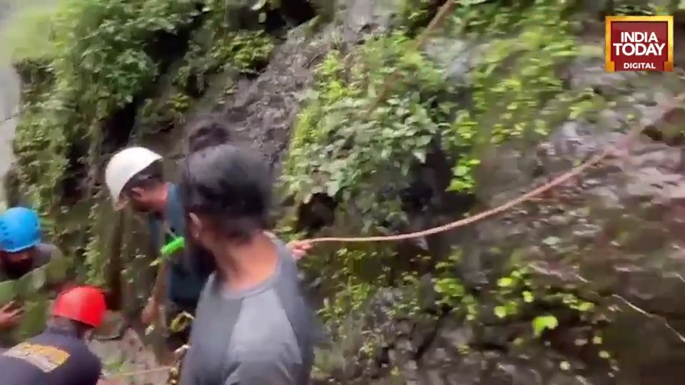 Reise-Influencerin filmt sich selbst auf einem Wasserfall und stürzt 90 Meter tief: tot