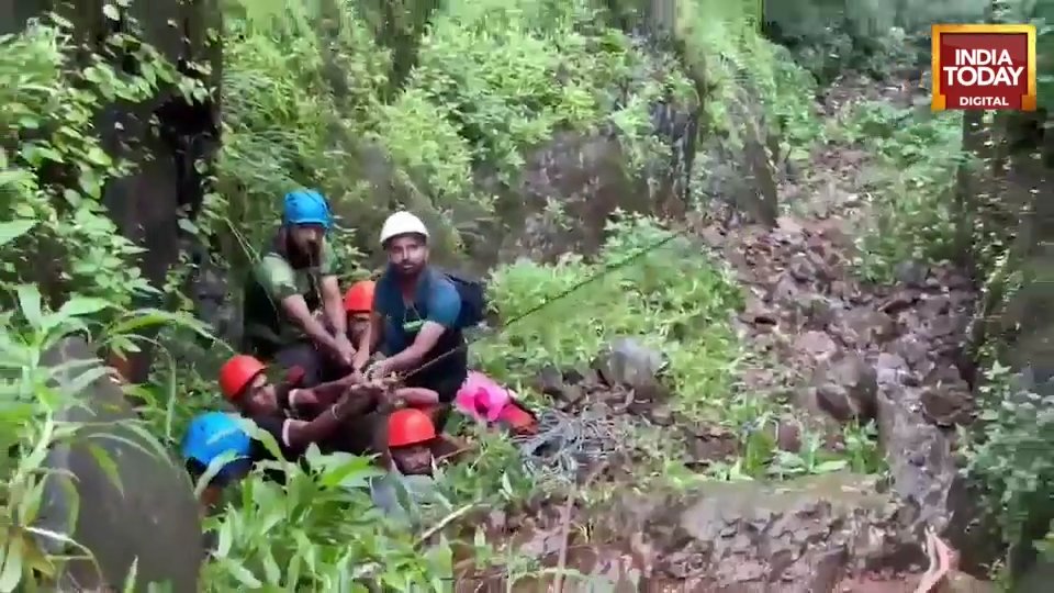 Travel influencer si filma su una cascata e precipita da 90 metri: morta