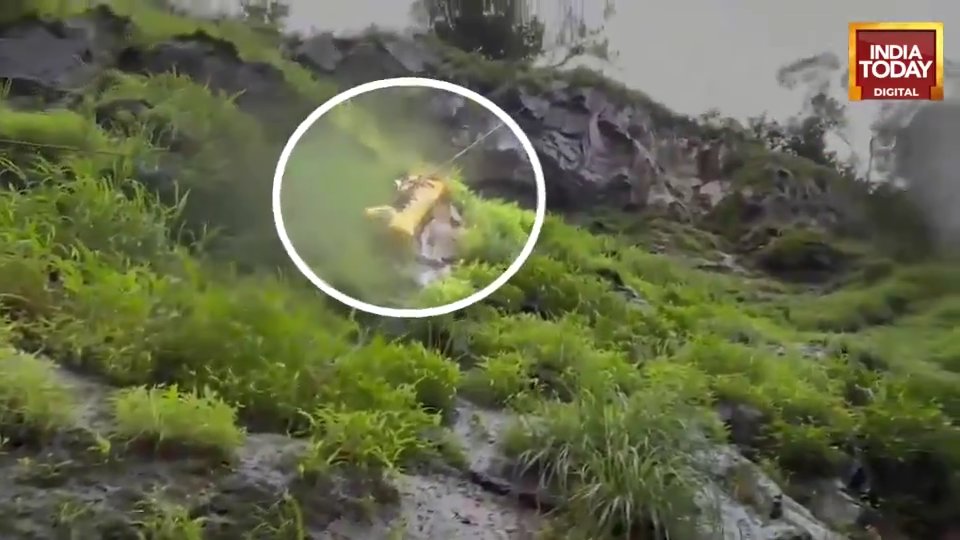 Reise-Influencerin filmt sich selbst auf einem Wasserfall und stürzt 90 Meter tief: tot