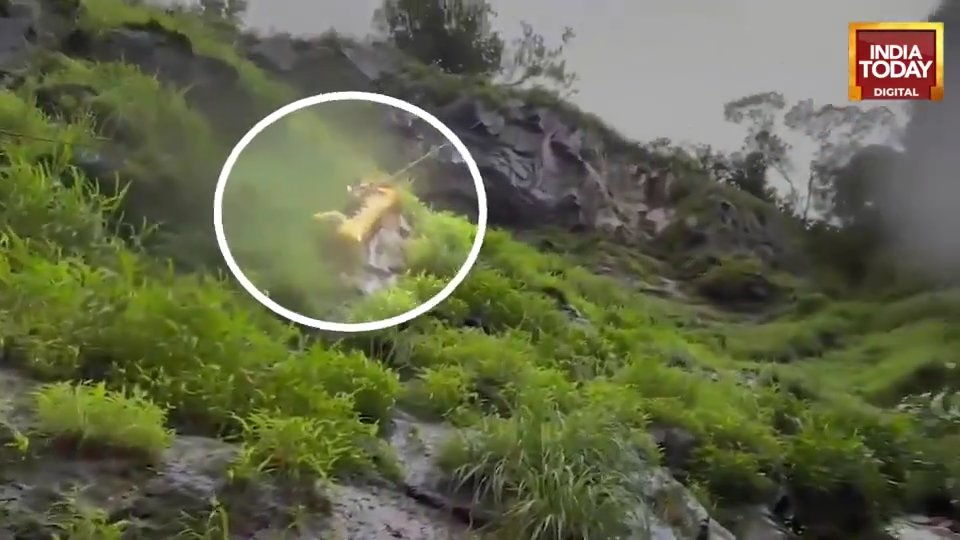 Reise-Influencerin filmt sich selbst auf einem Wasserfall und stürzt 90 Meter tief: tot