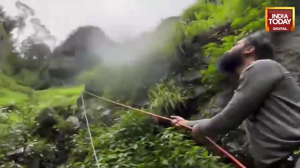 Travel influencer si filma su una cascata e precipita da 90 metri: morta