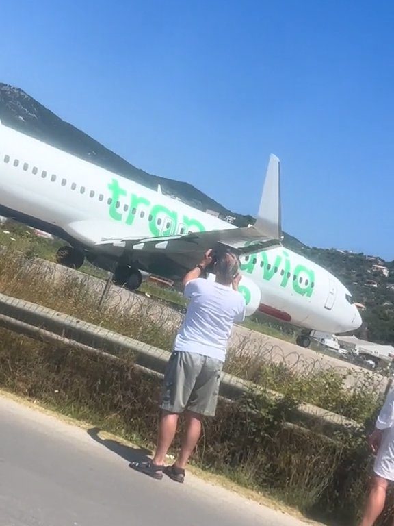 Vom Triebwerk des Flugzeugs in die Luft geschleuderte Touristen: Sie wollten spektakuläre Selfies