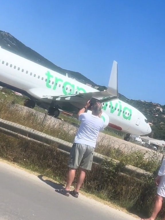 Touristes projetés dans les airs par le moteur de l'avion : ils voulaient des selfies spectaculaires