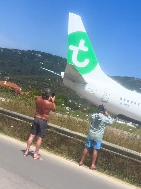 Touristes projetés dans les airs par le moteur de l'avion : ils voulaient des selfies spectaculaires